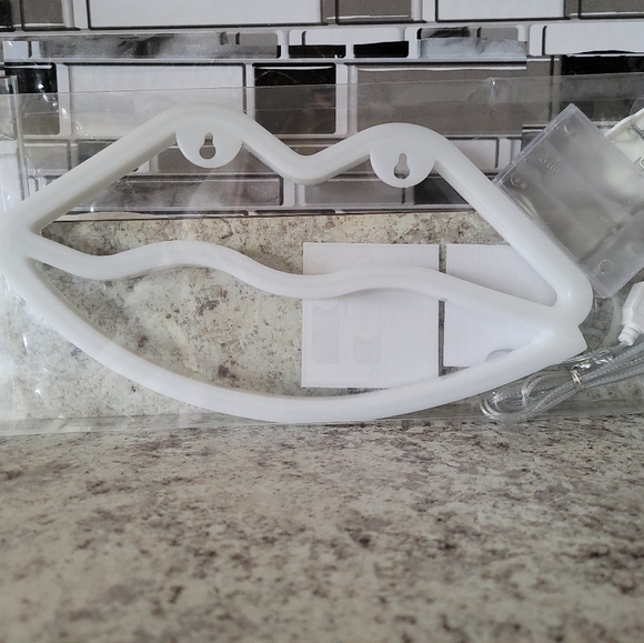 💋Pink Lips Neon Sign - Picture 9 of 12